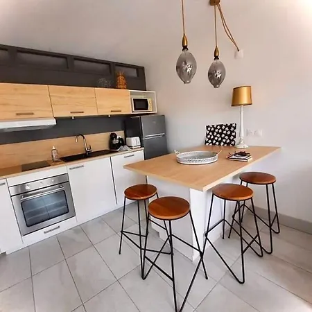 Apartment T2 Avec Piscine, Jardin, Clim Et Parking